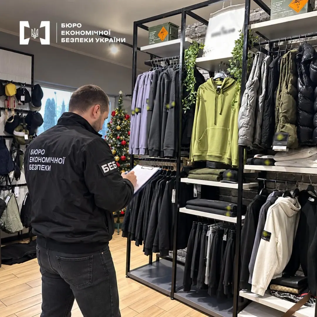 БЕБ на Львівщині викрила підпільне виробництво контрафакту Moncler та Apple на 98 млн грн