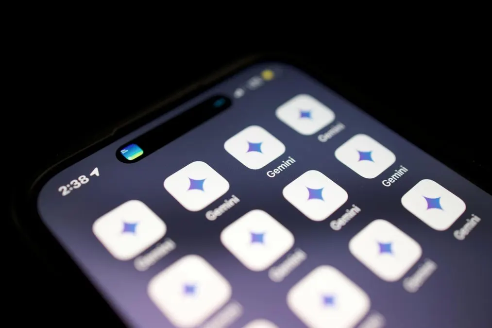 Google дозволила прибирати логотип Gemini зі ШІ-контенту, але лишила приховане маркування