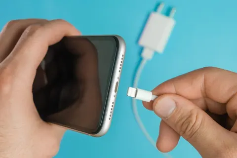 Чи безпечно заряджати смартфон дешевим USB-кабелем: думка експертів