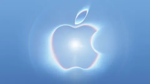 Apple натякнула на камеру та колір iPhone 18 Pro у запрошенні