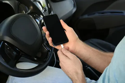 Повільна зарядка смартфона в авто: найчастіша причина та способи її усунення