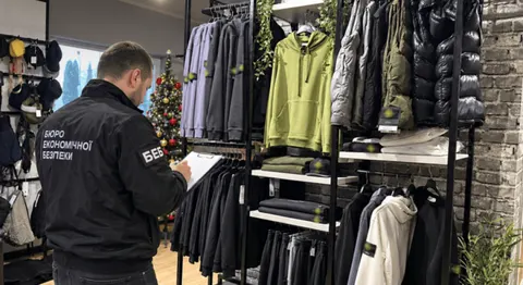 На Львівщині викрили мережу з виробництва підробок Moncler та Apple на 98 млн грн