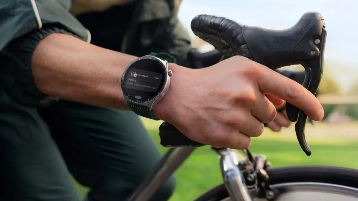 Motorola випустила флагманський Moto Watch Ultra з LTE та Wear OS 6