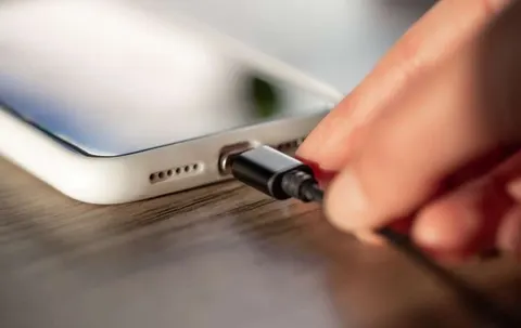 Juice jacking: чим загрожує зарядка телефону від незнайомого USB-порту