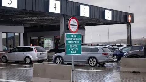 Жінки на кордоні: у ДПСУ роз'яснили перевірки та штампи в паспортах