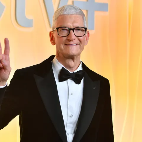 Тім Кук залишає посаду CEO Apple: хто очолить компанію