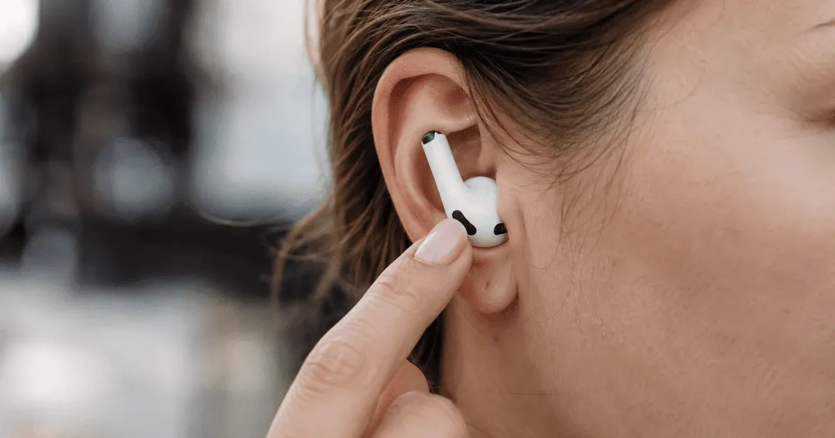 Перевернуті AirPods: чому лайфгак став вірусним і до чого тут Apple