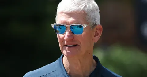 Тім Кук залишив посаду CEO Apple: що відомо про наступника
