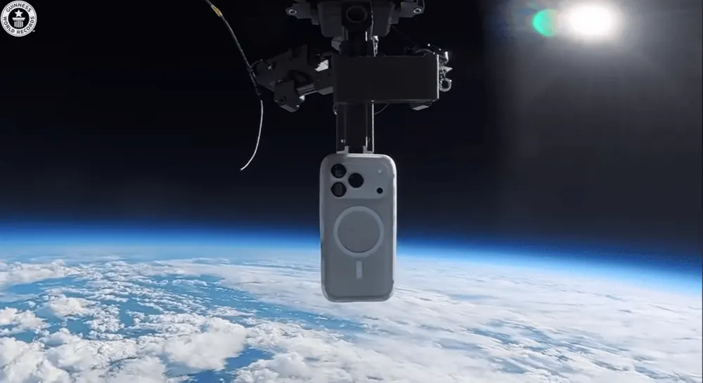 iPhone у чохлі AirX пережив падіння зі стратосфери та потрапив до Книги рекордів Гіннеса