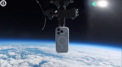iPhone у чохлі AirX пережив падіння зі стратосфери та потрапив до Книги рекордів Гіннеса