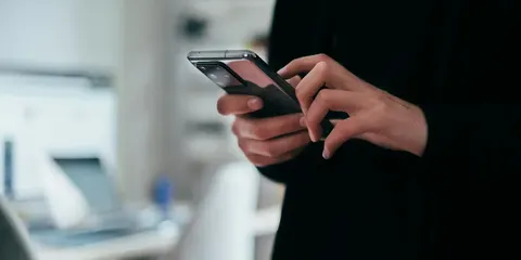 Самостійні обмеження ефективніші за навʼязані: нове дослідження про залежність від смартфонів