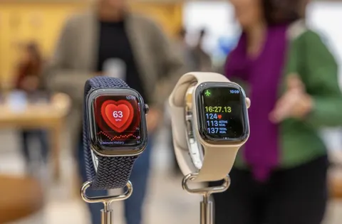Apple тестує фітнес-трекер без екрана: прототипи є, рішення ще немає