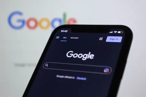 Google тестує ШІ-ярлики замість кнопки «Пошук» на головній сторінці