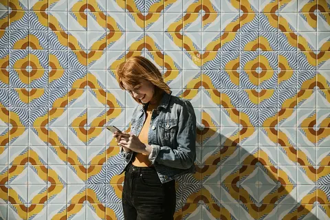 Людина проводить 34 роки життя перед екранами гаджетів — дослідження
